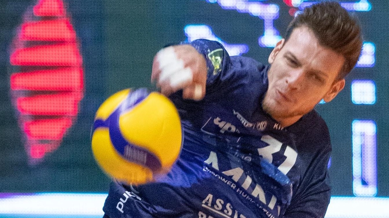 Nel turno inaugurale della SuperLega, la Yuasa Battery Grottazzolina ha perso 2-3 contro Monza, con Szwarc protagonista. Antonov ha brillato a muro, mentre Romanò ha fatto 4 ace nella vittoria di Piacenza su Modena.