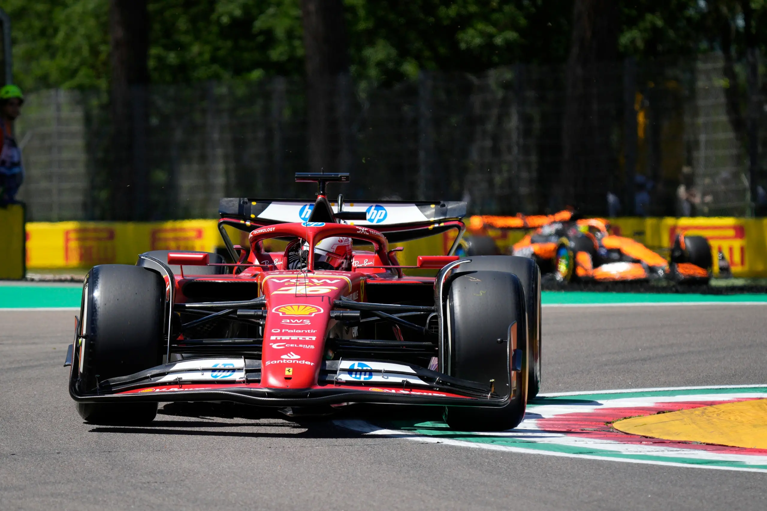 F1 Gp Imola 2024, Leclerc domina le due sessioni di libere: la Ferrari vola nelle prove