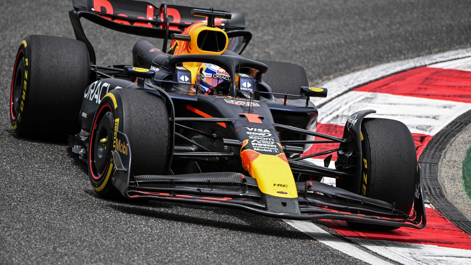 Ennesima dimostrazione di forza del campione del mondo della Red Bull: quarto successo in cinque gare. Carlos Sainz chiude al quinto posto