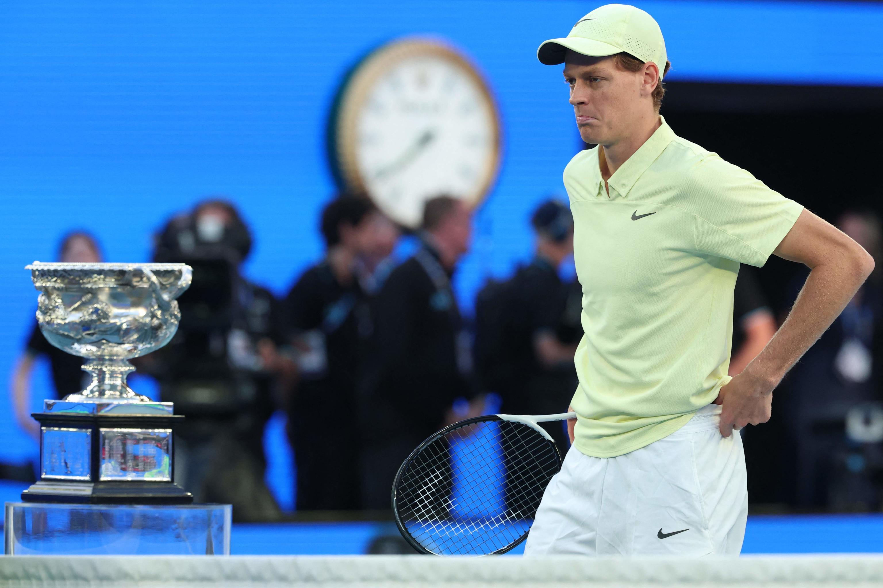 https://sport.quotidiano.net/image-service/view/acePublic/alias/contentid/NmFhNWY2ODctYTRkYS00/0/jannik-sinner-23-anni-conferma-il-titolo-agli-australian-open.jpeg