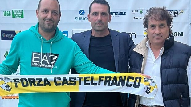 A destra Salvatore Trunfio al centro mister Daghio e a sinistra Di Cosmo presidente della Virtus Castelfranco