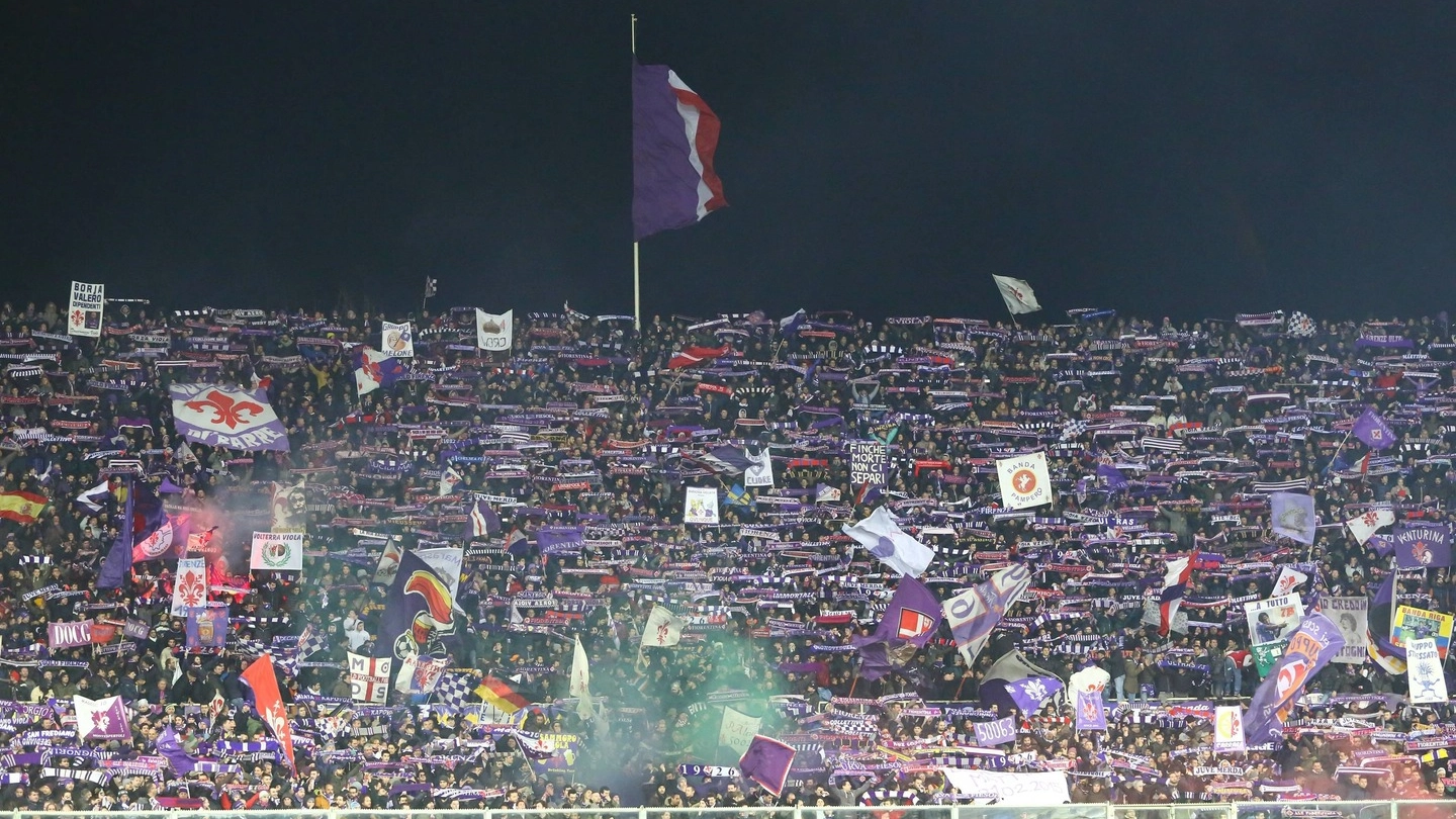 La decisione della prefettura del capoluogo ligure, dopo i tafferugli tra un gruppo di tifosi viola in Puglia contro gli ultras dell’Andria