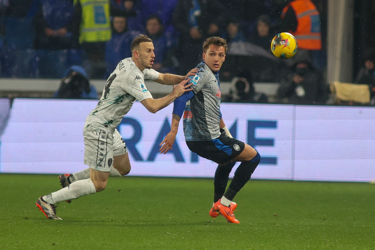 Ardian Ismajli dell'Empoli durante un'azione di gioco con Mateo Retegui