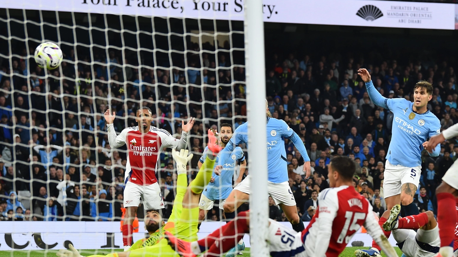 Il gol di John Stones per il pari del City contro l'Arsenal