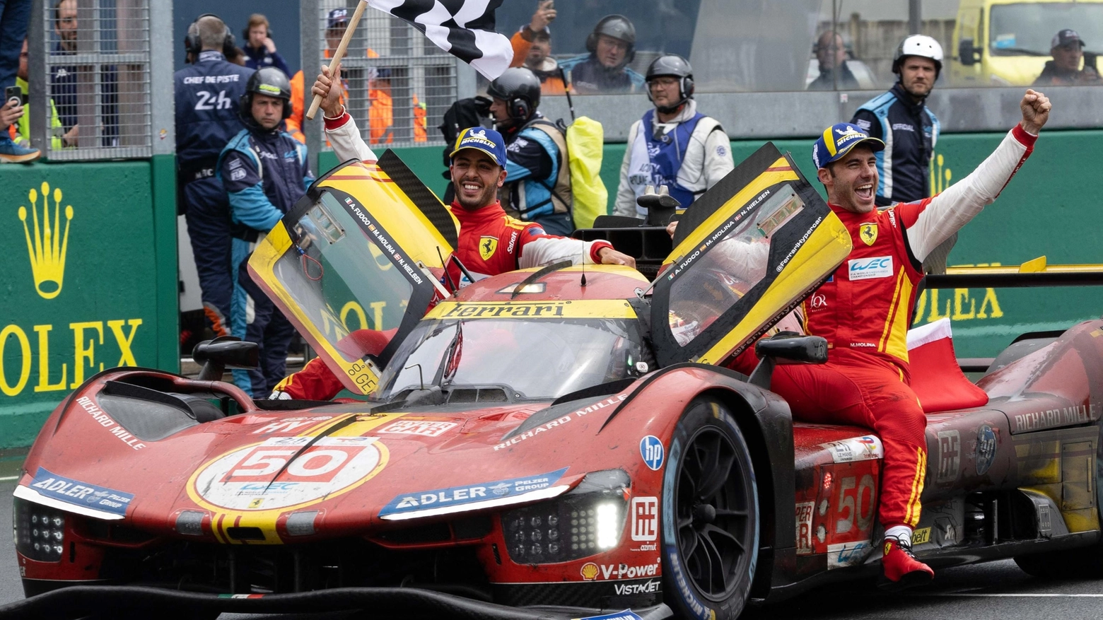 La festa dei piloti della Ferrari dopo il trionfo a Le Mans