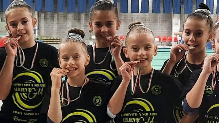 La squadra di ginnastica Biancoverde di Imola sorprende alla Finale nazionale, conquistando il 14° posto assoluto grazie a una prestazione impeccabile e ai talenti emergenti come Crystal Mingo.