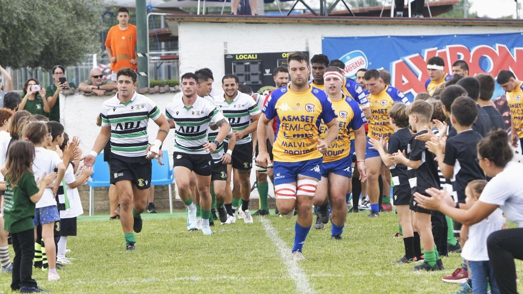 l'ingresso in campo delle due squadre (foto Stefano Spalletta)