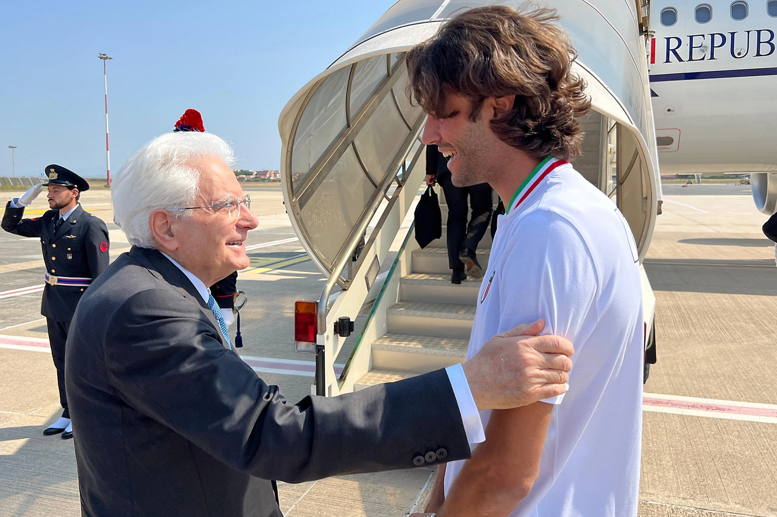 Il presidente Sergio Mattarella e Gianmarco Tamberi alla partenza per Parigi