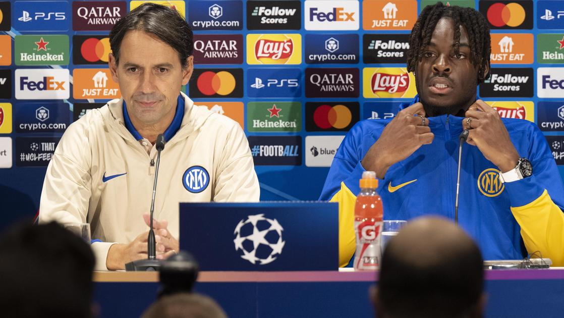 https://sport.quotidiano.net/image-service/view/acePublic/alias/contentid/NmRmNDBlYzktMGY0Ni00/0/simone-inzaghi-e-yann-bisseck-durante-la-conferenza-stampa-a-berna.jpeg?f=16:9&w=1200&h=630