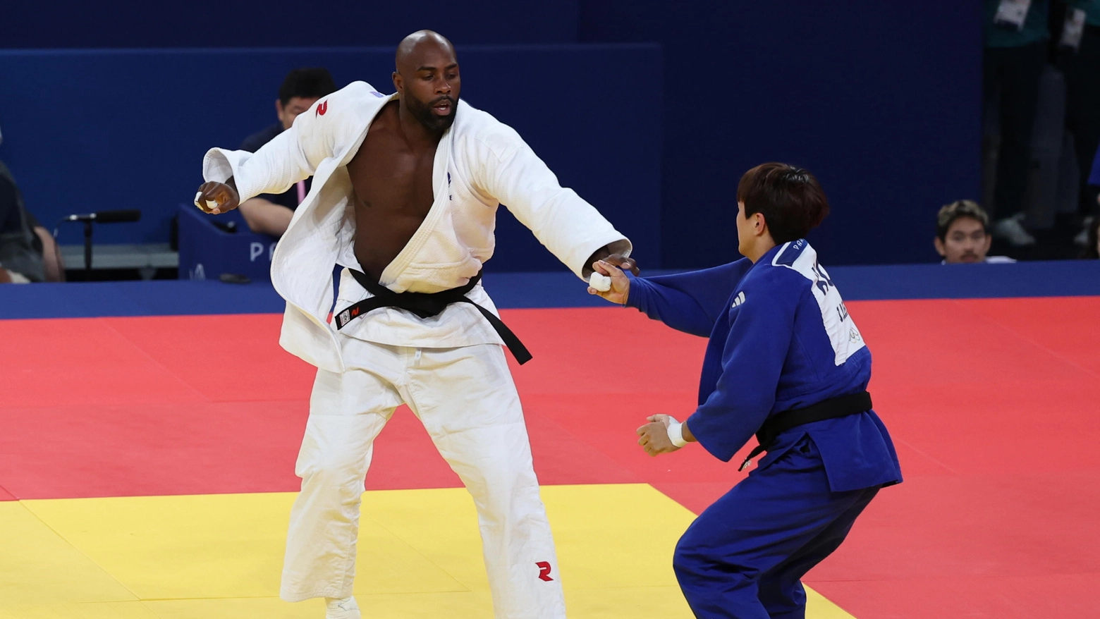 Il judoka francese Teddy Riner affronta il sudcoreano Joonhwan Lee (Epa/Daniel Irungu)