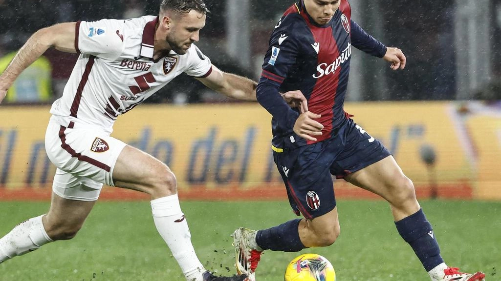 Nikola Vlasic prova a contrastare la corsa e la verve di Benjamin Dominguez (Ansa) Nikola Vlasic prova a contrastare la corsa e la verve di Benjamin Dominguez (Ansa)