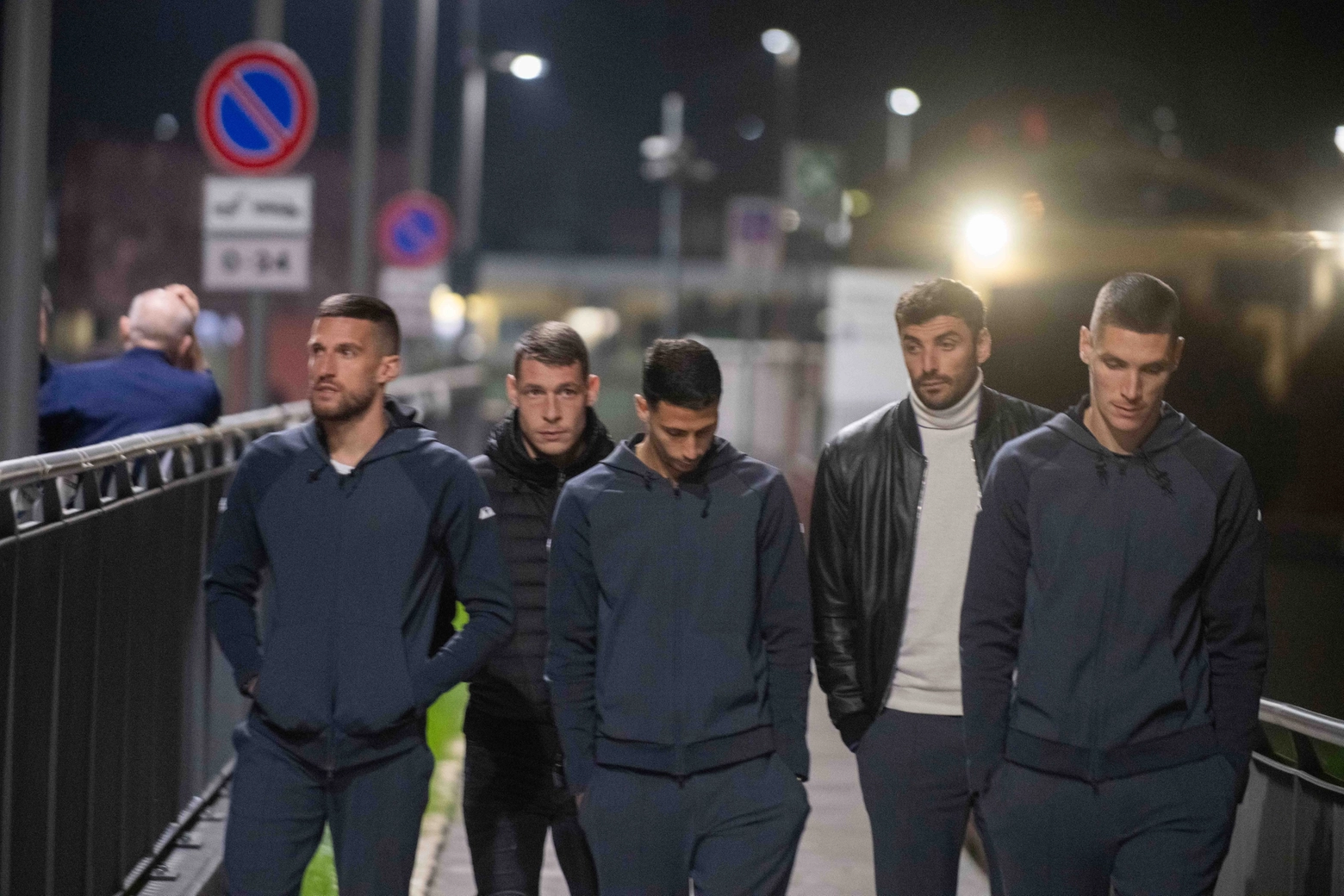 Alcuni dei giocatori della Fiorentina fuori dall'ospedale San Raffaele (Ansa/Andrea Fasani)