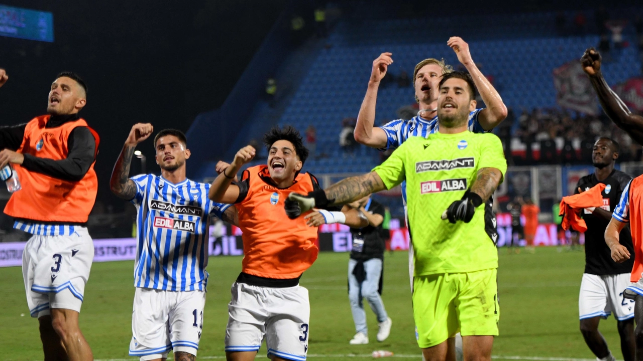 La festa spallina sotto la curva a fine partita (Foto Business Press)