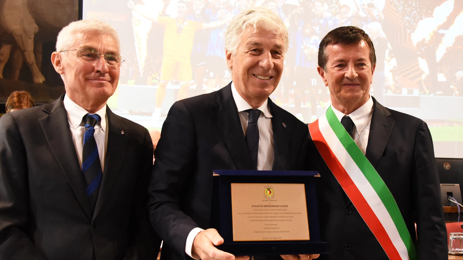 Bergamo, consegnato dal sindaco Gori la massima onorificenza municipale. Il presidente Antonio Percassi: “I bergamaschi sono troppo forti, siamo troppo forti”