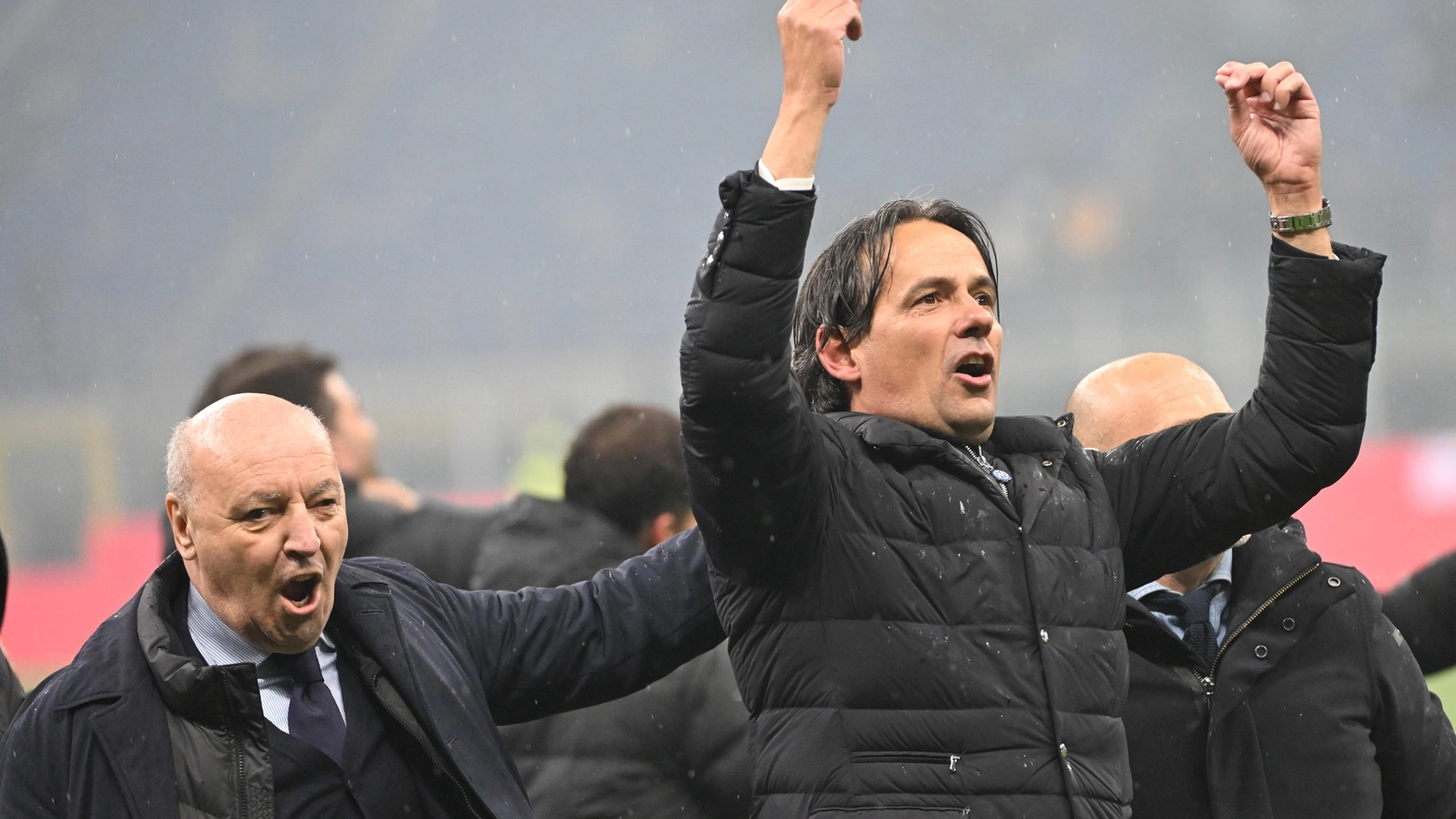 Beppe Marotta e Simone Inzaghi festeggiano in campo lo scudetto della seconda stella