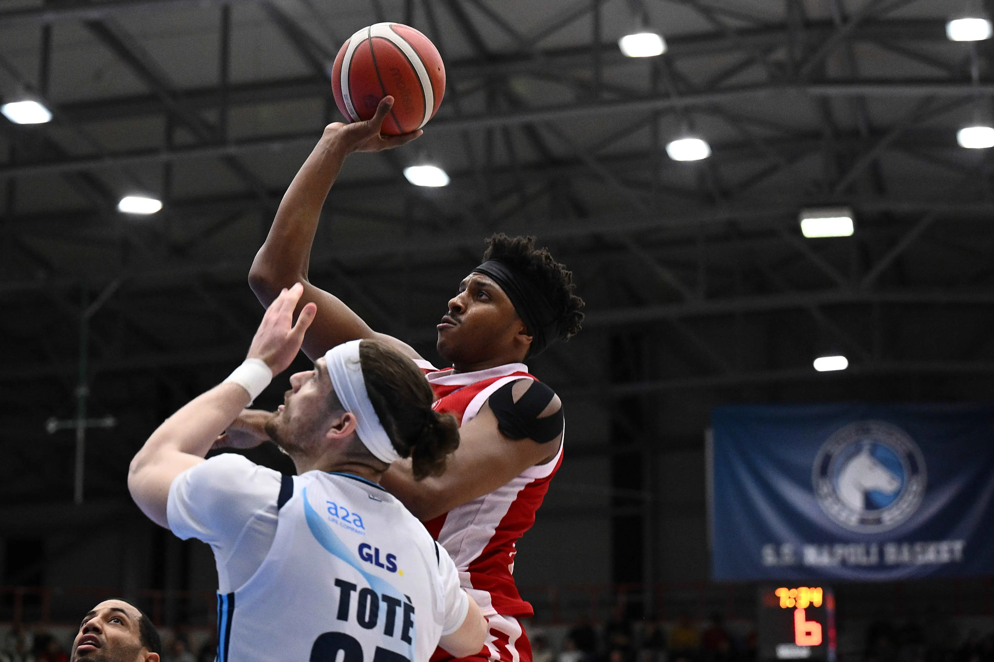 Milano si spegne nel finale: Napoli ringrazia e vince 95-87