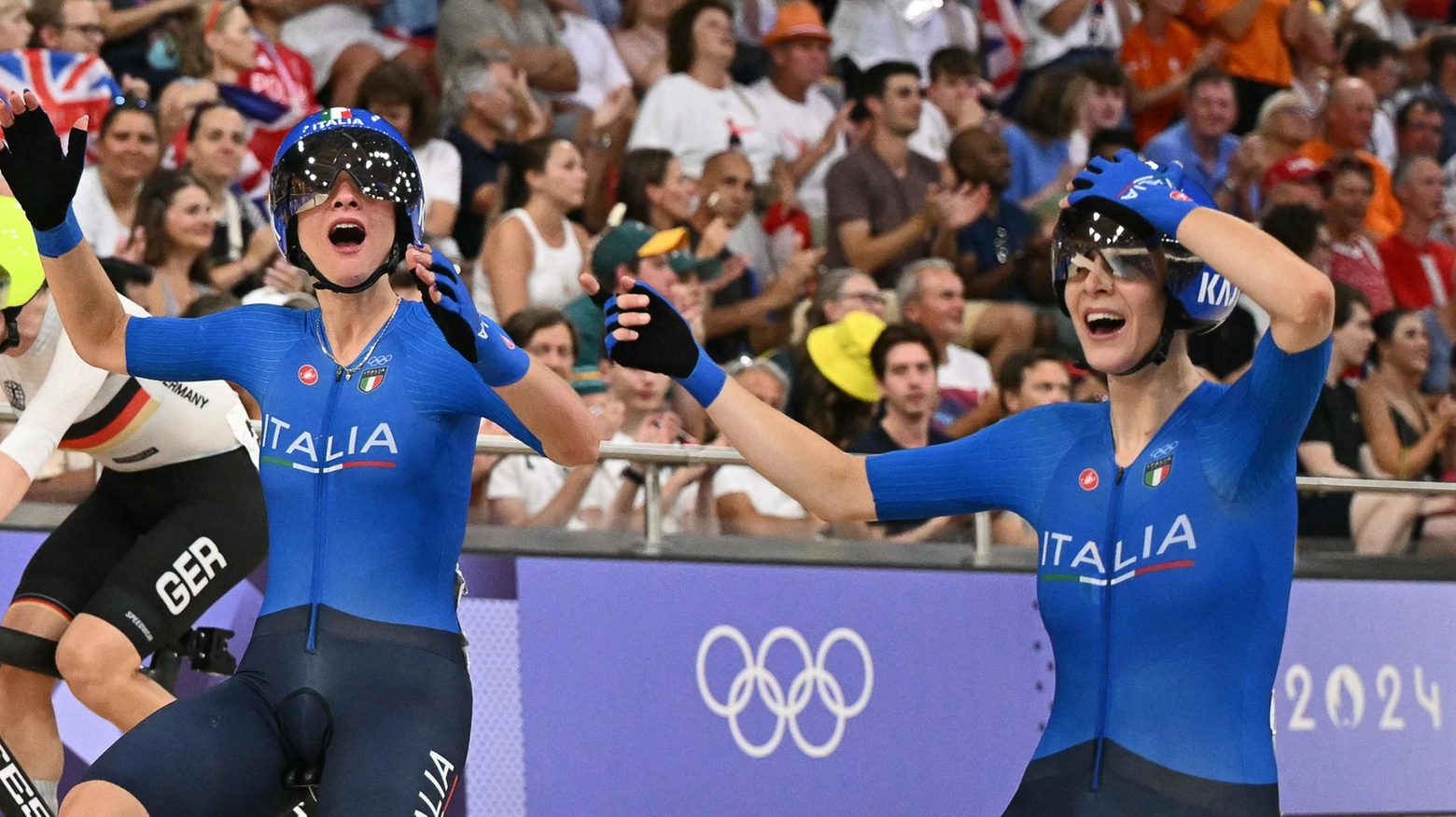 Chiara Consonni, a sinistra, e Vittoria Guazzini trionfano nella Madison alle Olimpiadi di Parigi