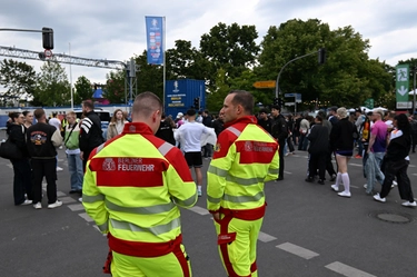 Allarme bomba agli Europei di calcio, zaino sospetto fuori dall’area tifosi di Berlino