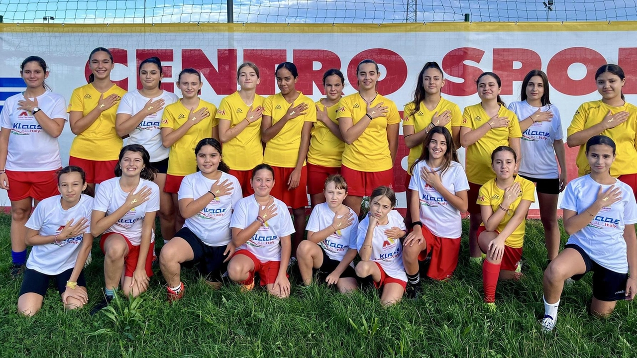 La squadra del Montecchio femminile è scesa in campo con un nastro tatuato sulla mano:. identifica la lotta contro il cancro