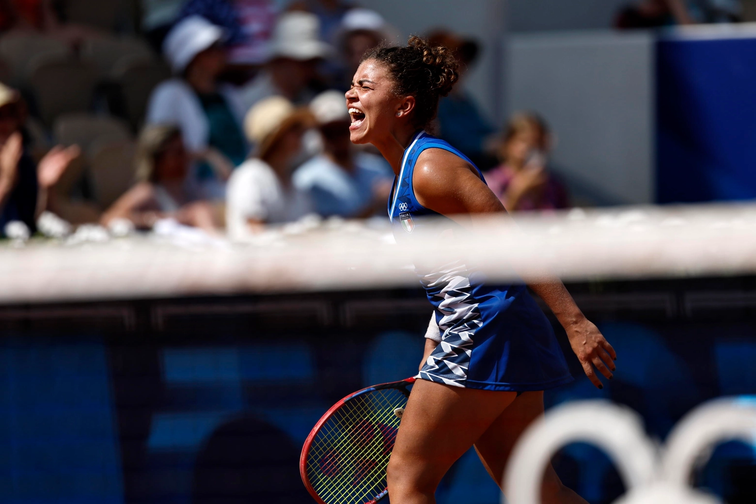 Jasmine Paolini in azione a Parigi (Ansa)