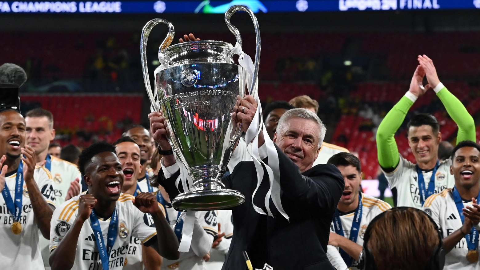 La Champions League, conosciuta dagli appassionati come la coppa dalle grandi orecchie, alzata dal tecnico del Real Madrid Carlo Ancelotti