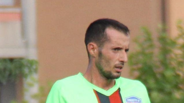 Il difensore Lorenzo Pasqualini della Sangiustese si prepara per affrontare il Chiesanuova per la terza volta in un mese, cercando il riscatto dopo l'eliminazione dalla Coppa Italia. Prevede una sfida fisica e difficile in Eccellenza, dove la qualità e l'esperienza fanno la differenza.