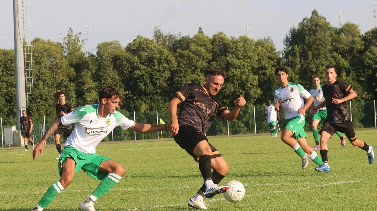 Il Real Fusignano (in maglia bianco-verde), affronta. lo Sporting Predappio Il Real Fusignano (in maglia bianco-verde), affronta. lo Sporting Predappio