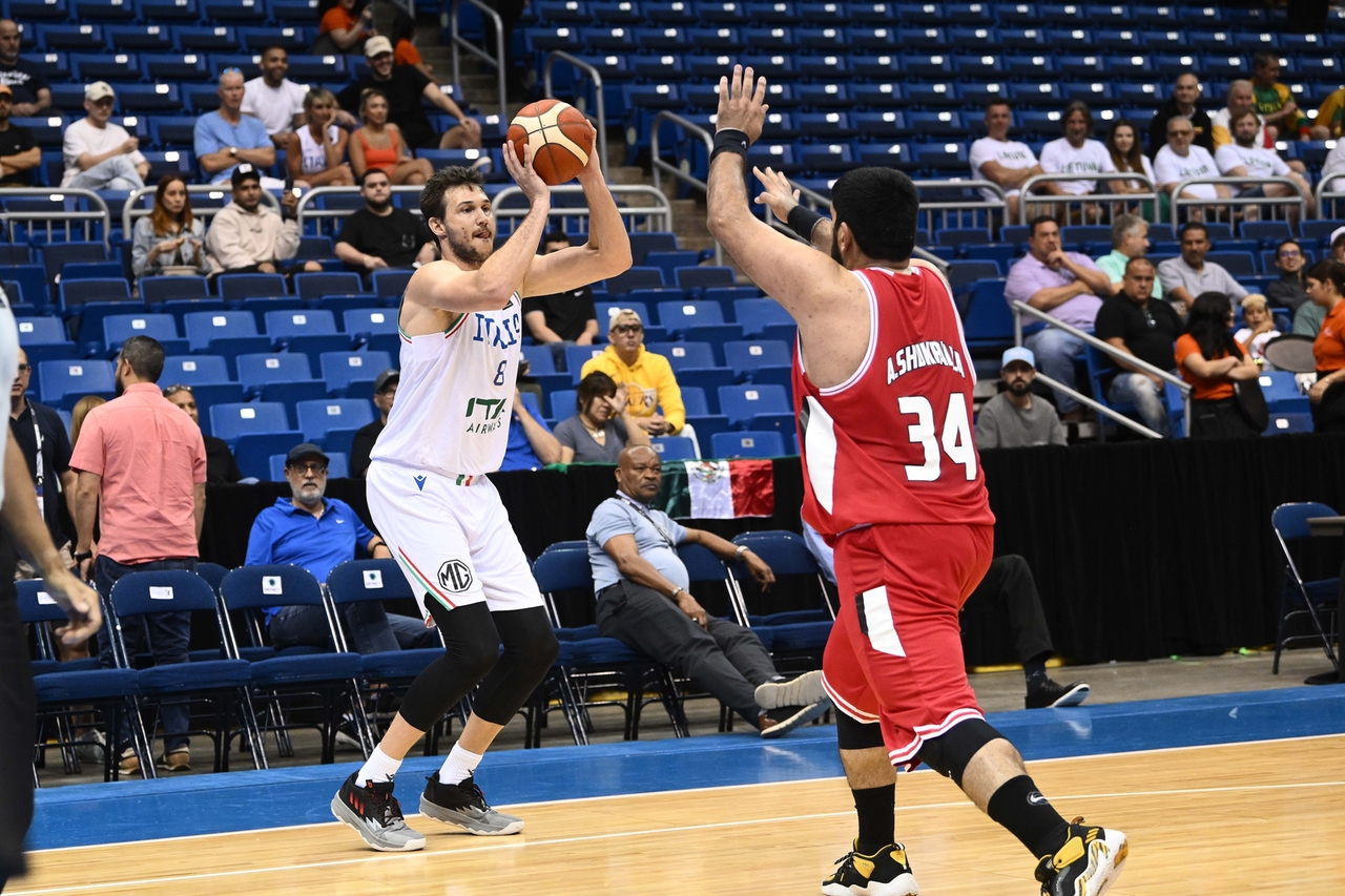 Ali Hasan cerca di contrastare Danilo Gallinari