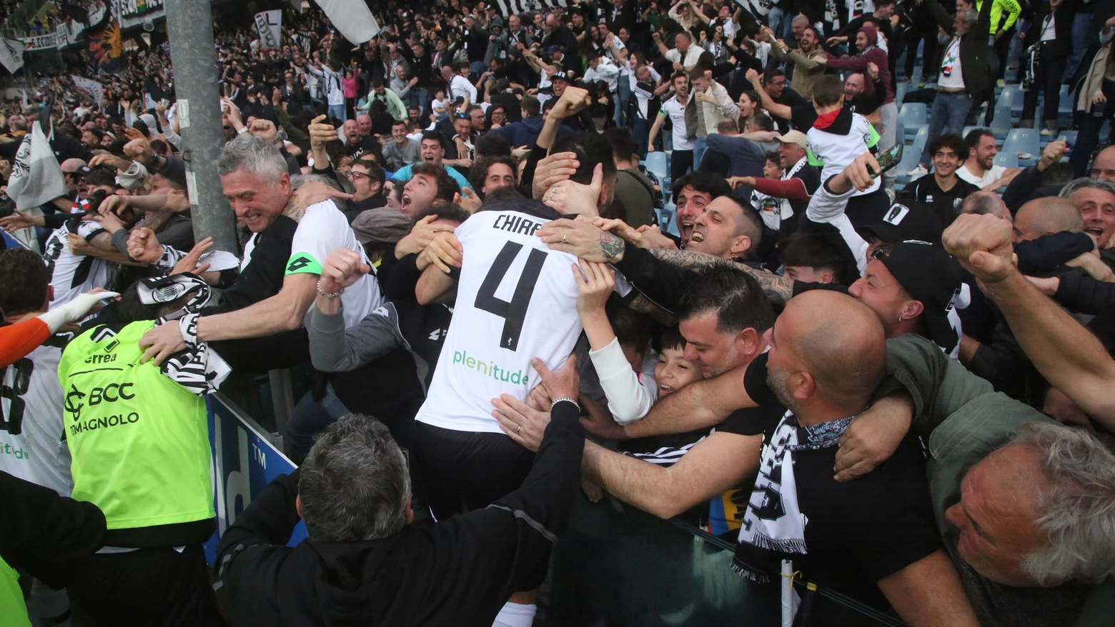 L'esultanza dei tifosi: il Cesena è in serie B (foto Ravaglia)