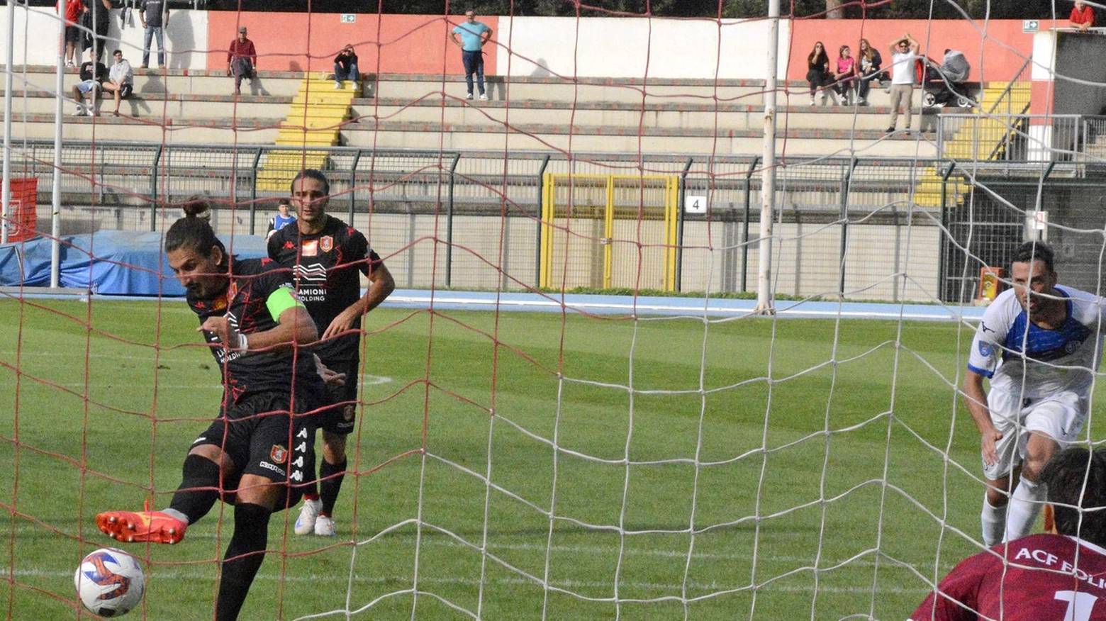 Altra prestazione priva di gioco e grinta da parte dei biancorossi. L’avventura di mister Consonni inizia subito in salita. Il Foligno ringrazia.