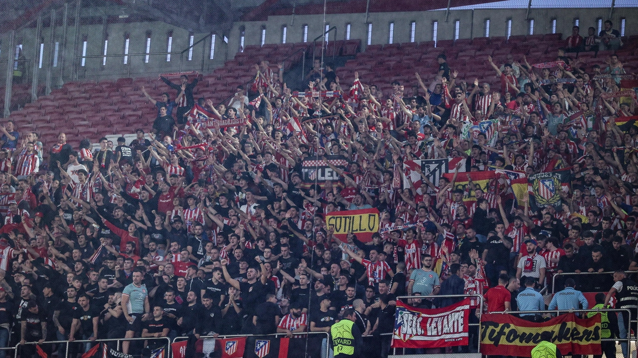 Alcuni tifosi dell'Atletico Madrid durante la trasferta in Champions a Lisbona