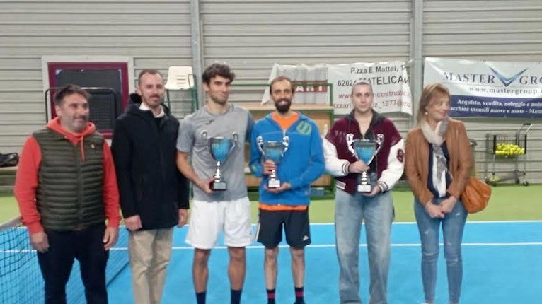 Nicolò Guerrieri e Asia Mancini vincono il torneo "Città di Matelica" organizzato dal Tennis Club locale. Partite intense e premiazioni con il vicesindaco.