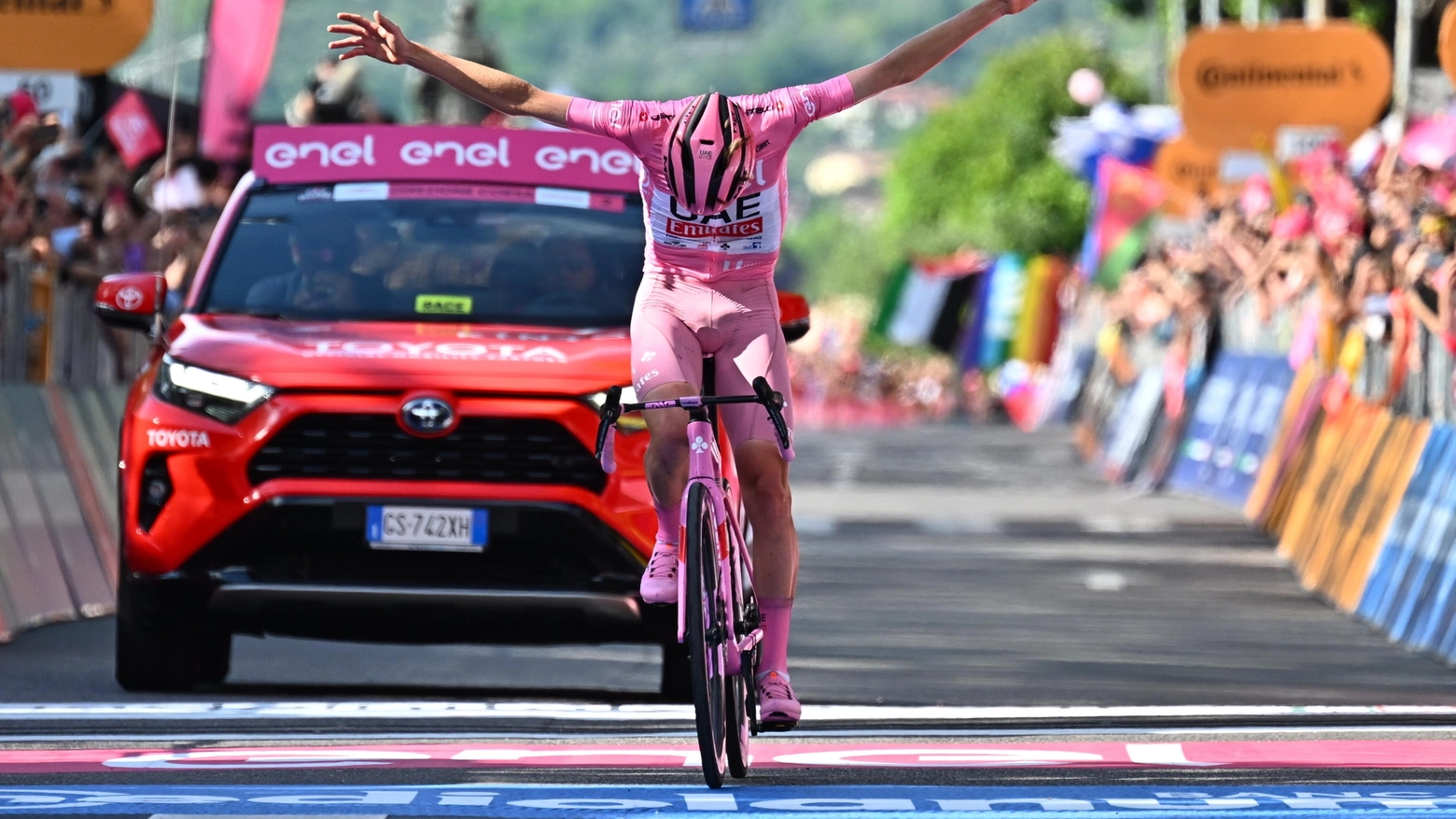 L'inchino di Tadej Pogacar sulla linea d'arrivo della tappa 20 del Giro d'Italia 2024 (Ansa)