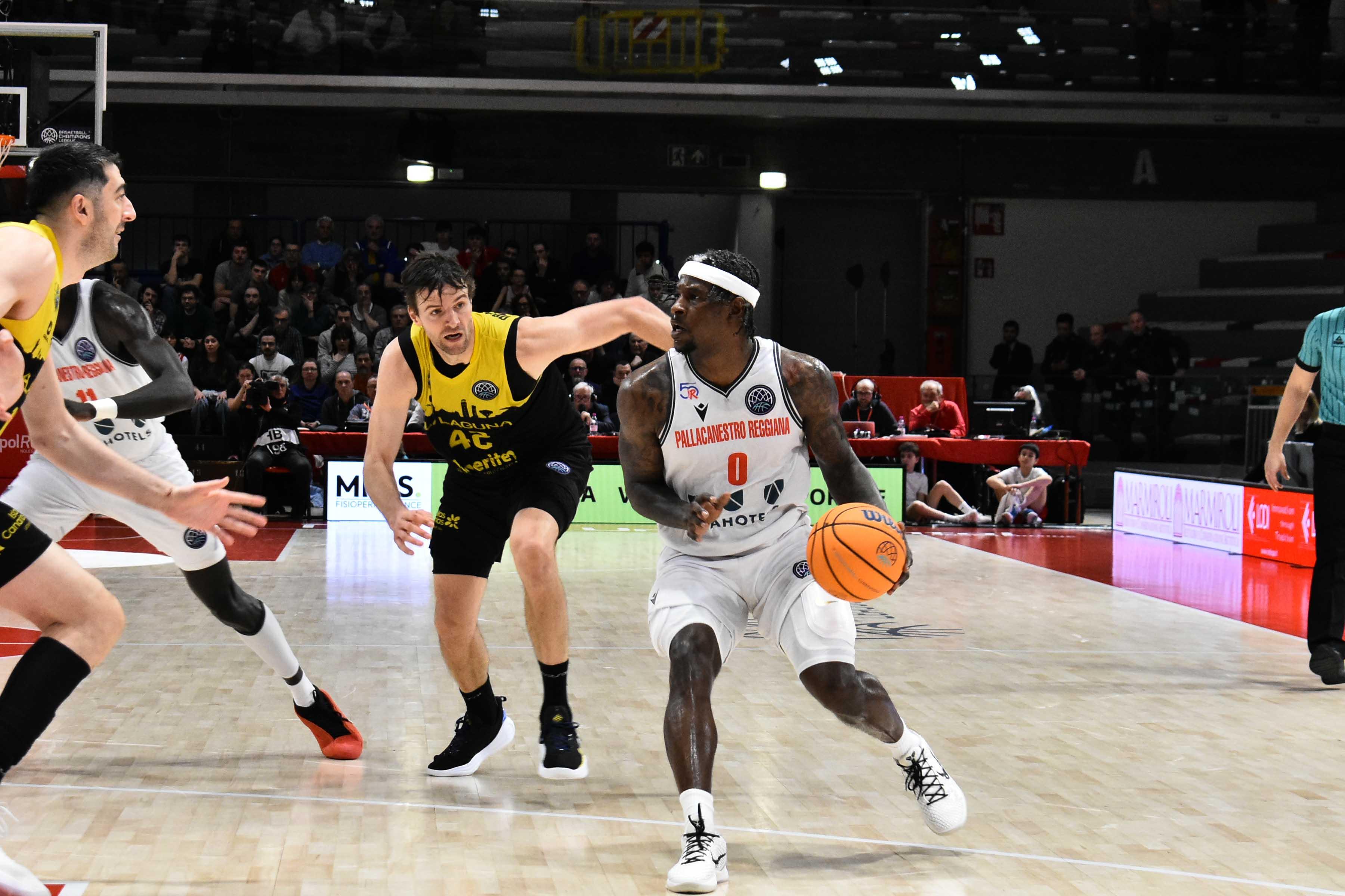 https://sport.quotidiano.net/image-service/view/acePublic/alias/contentid/NzQyY2VlYTUtYjM2MS00/0/unahotels-contro-tenerife-il-match-finisce-74-84-foto-artioli.jpeg