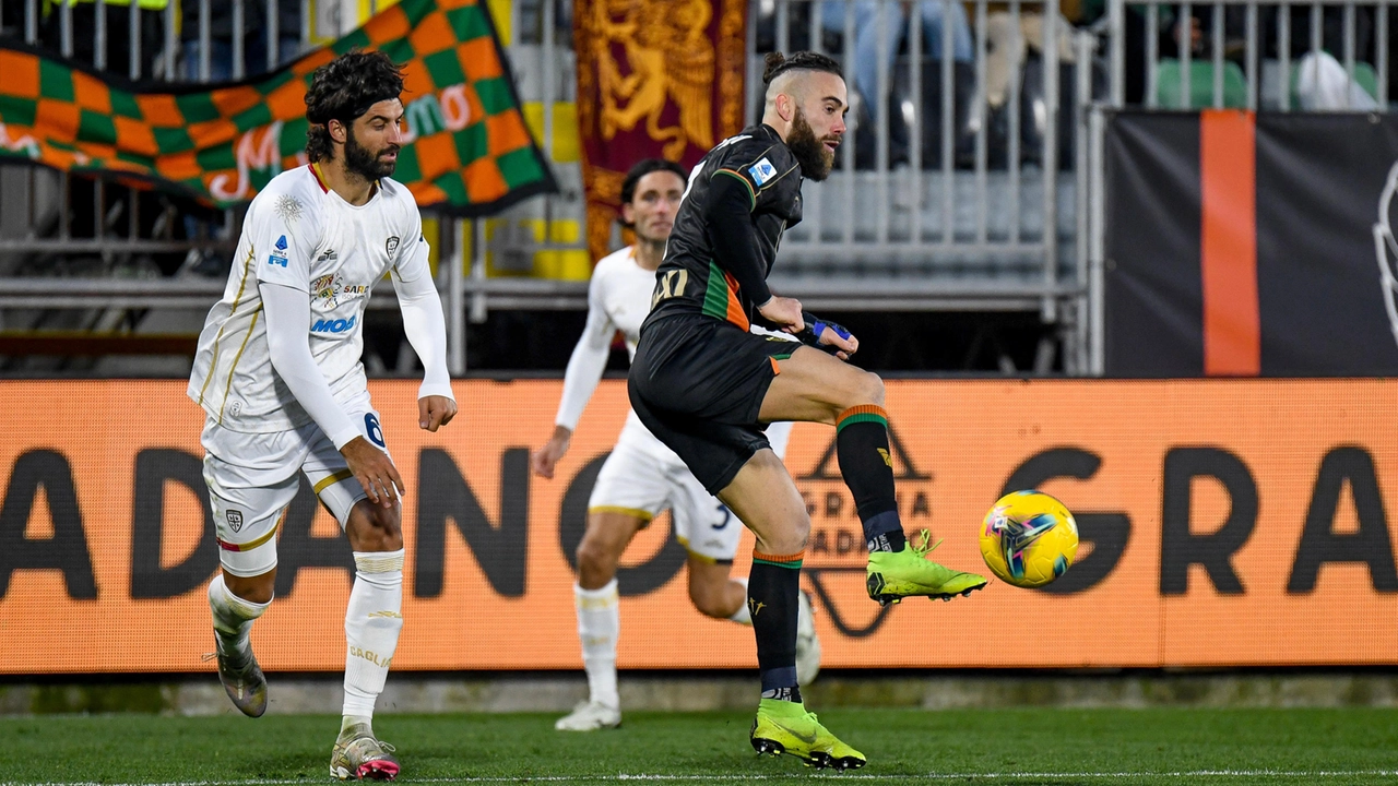 Francesco Zampano durante Venezia-Cagliari (Ansa)