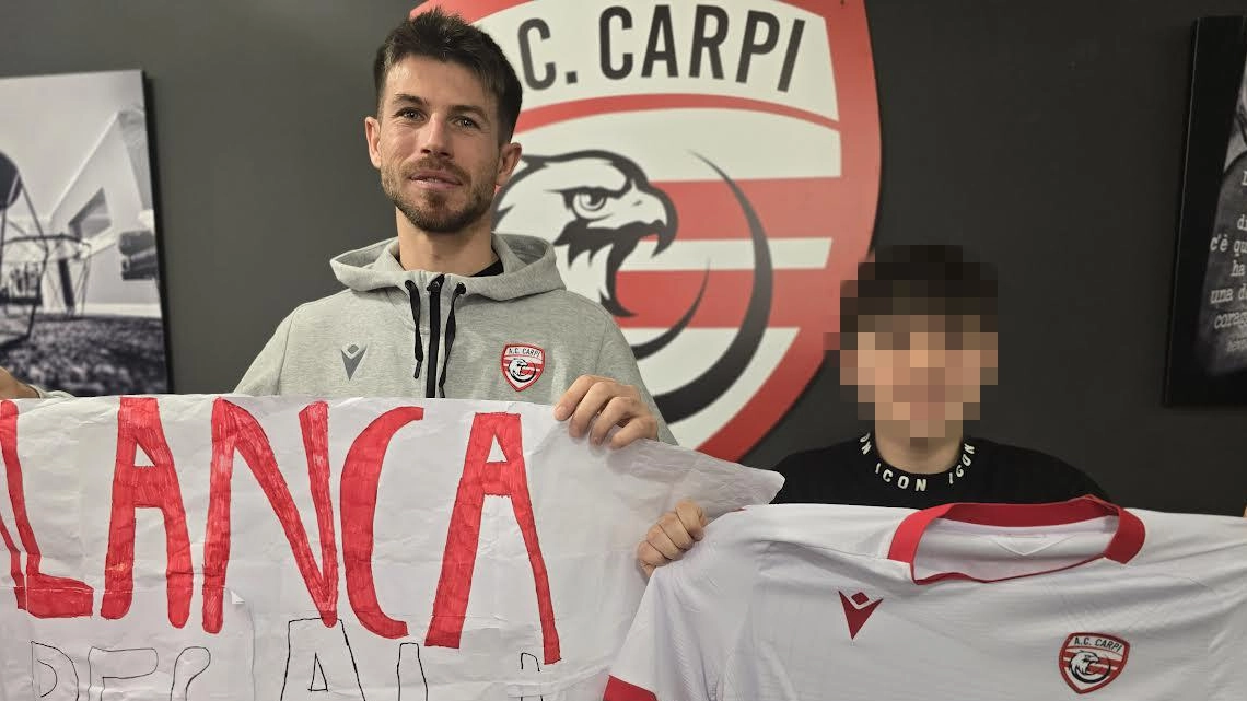 Calanca col giova tifoso che ha chiesto la maglia attraverso uno striscione