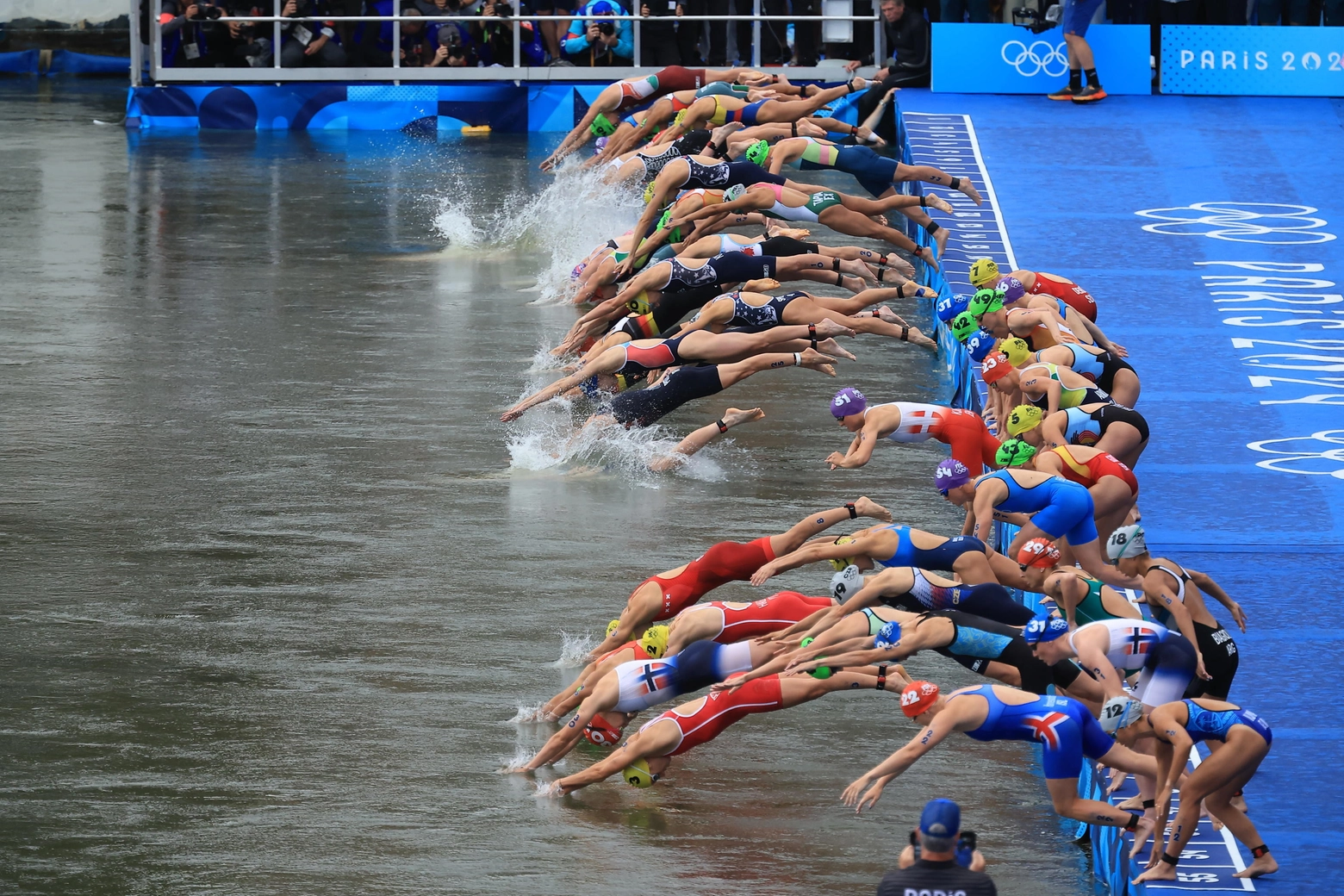 Triathlon femminile, il tuffo nella Senna (Ansa)