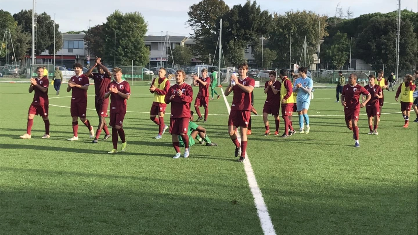 Il Fano vince 9-0 contro Casa33 dimostrando superiorità tecnica. Casa33 lotta ma non può contrastare il ritmo e le giocate del Fano. La squadra fanese domina e si posiziona in testa alla classifica.