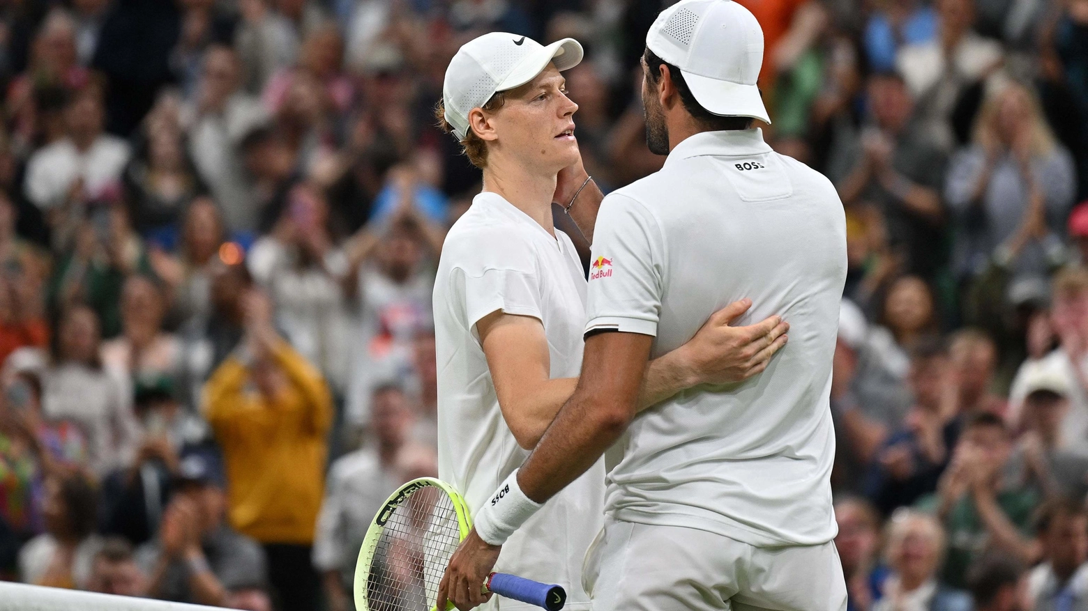 I due azzurri strappano applausi sul centrale di Wimbledon, Berrettini lotta e impensierisce Sinner, ma il numero uno del mondo vince in quattro set