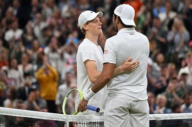 Wimbledon, spettacolo italiano sul Centrale: Sinner batte Berrettini tre set a uno