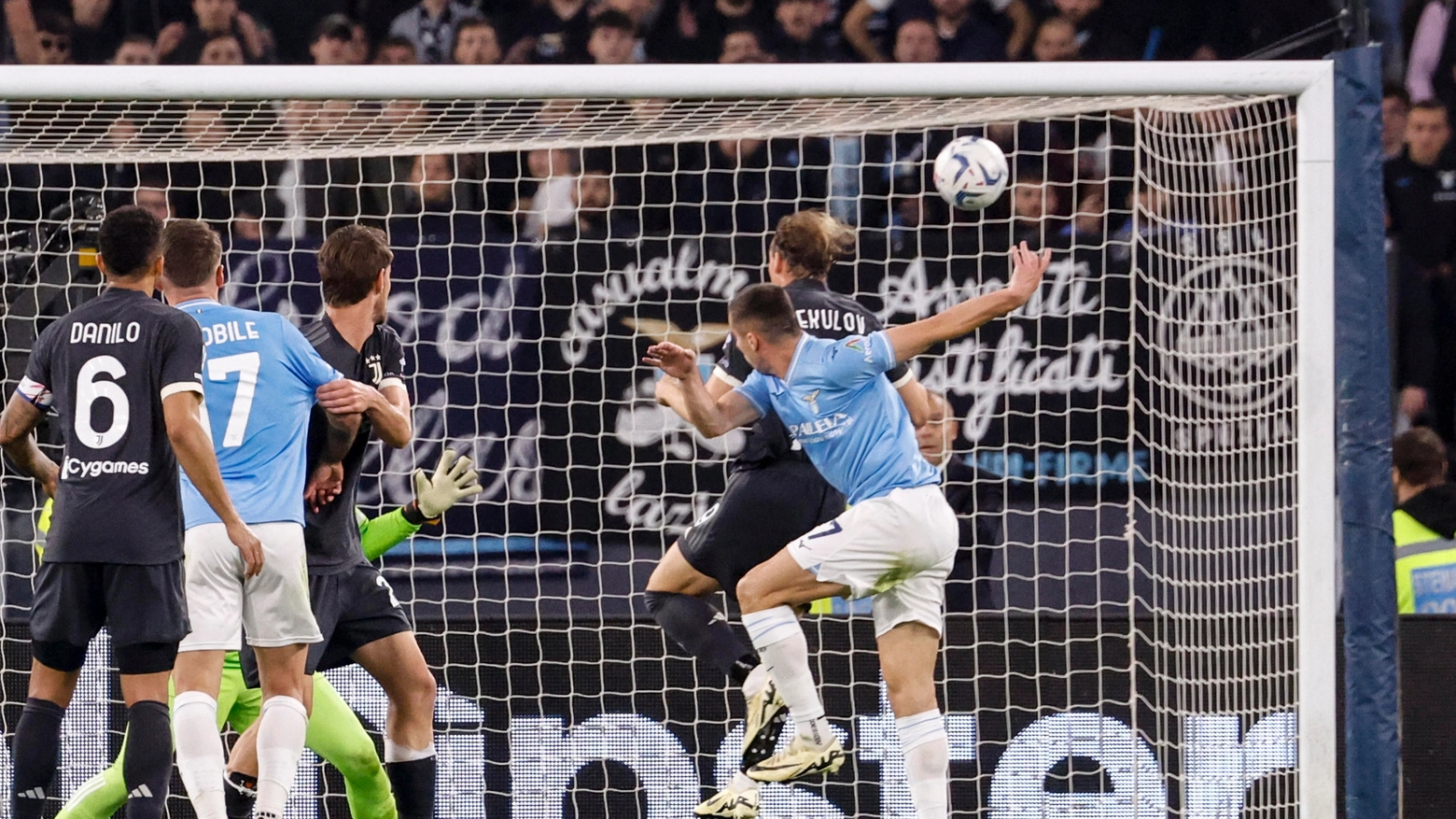 Adam Marusic realizza di testa il gol vittoria contro la Juventus