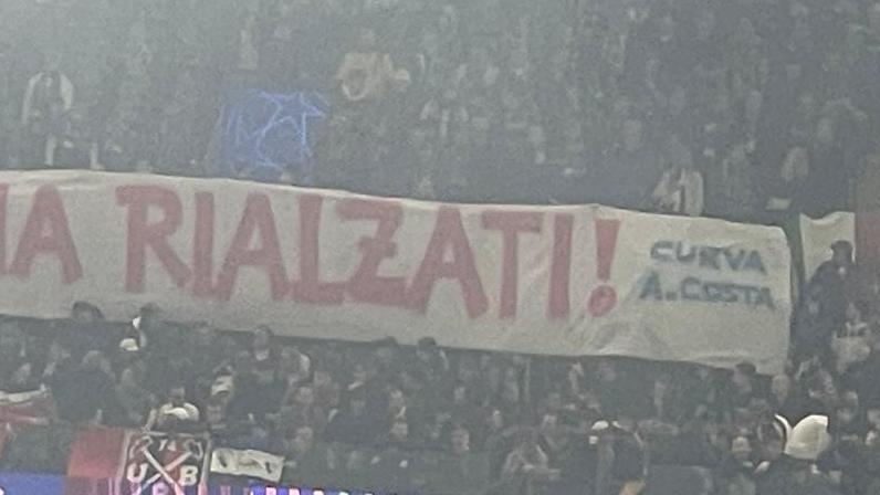 Tifosi in corteo prima del match, poi dagli spalti il pensiero agli alluvionati. Lo striscione: "Bologna, rialzati»