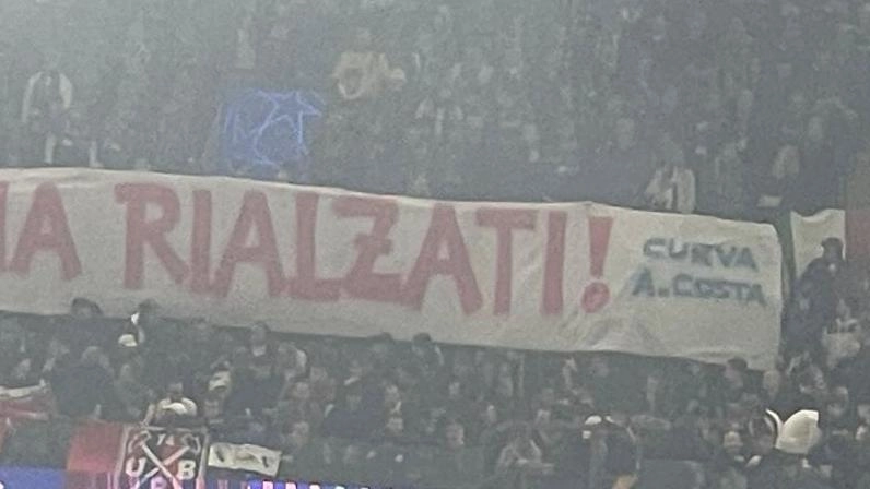 Lo striscione: "Bologna, rialzati"