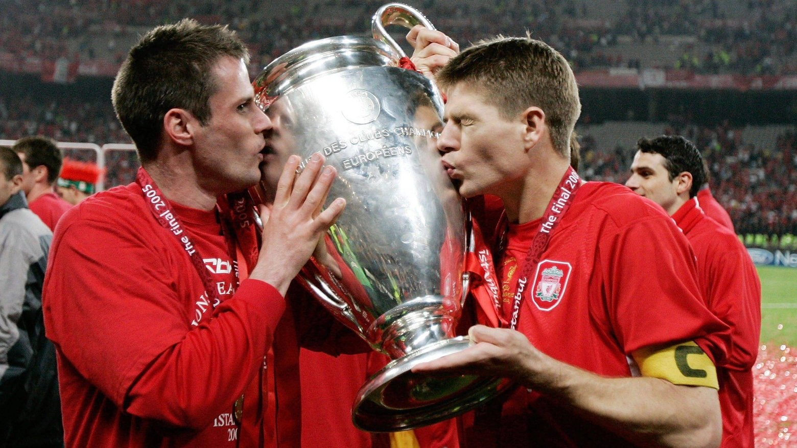 Il capitano del Liverpool Steven Gerrard e il compagno di squadra Jamie Carragher con il trofeo vinto in rimonta contro il Milan