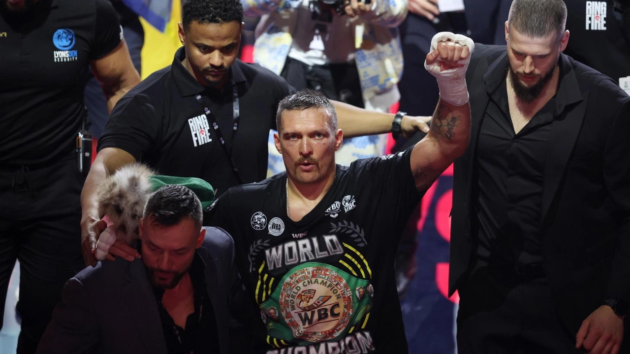 Usyk, campione dei pesi massimi, alza la sciabola di Mazepa dopo la vittoria contro Fury, simbolo della resistenza ucraina.