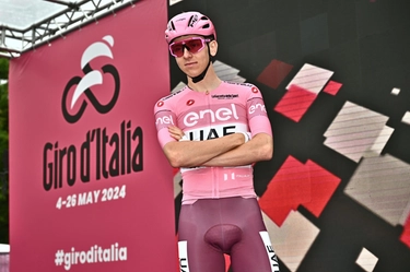 Giro d'Italia 2024, il caso dei pantaloncini di Tadej Pogacar