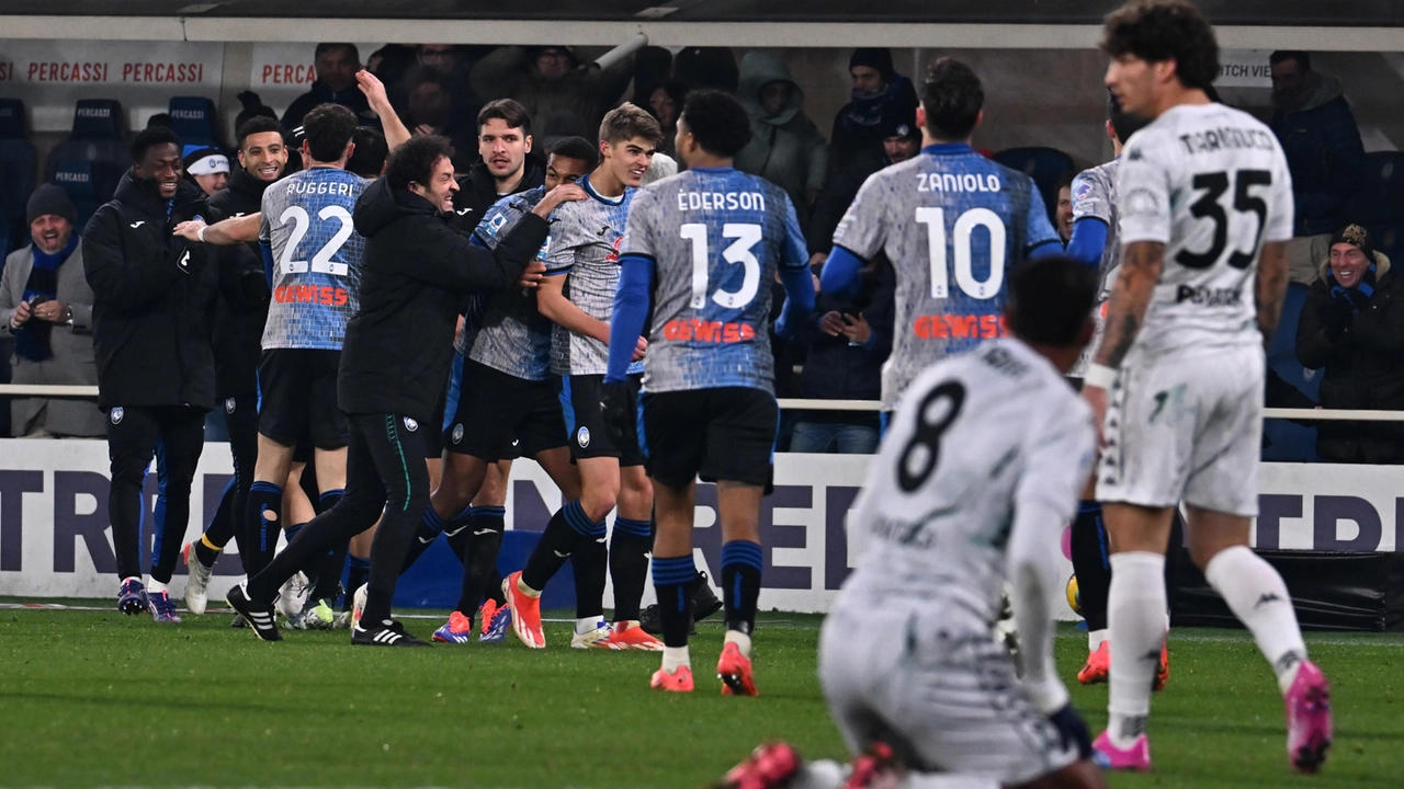 L'Atalanta festeggia Charles De Ketelaere dopo il bel gol del 3-2 contro l'Empoli (Ansa/Michele Maraviglia)