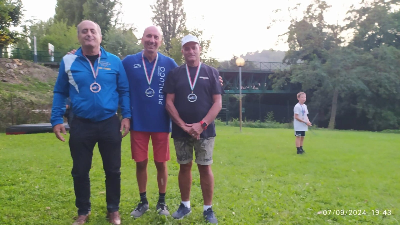 Tre medaglie conquistate ieri e grande successo ai campionati Italiani Master Canoa-discesa sprint sul fiume Nera. Il Circolo Canottieri Piediluco...