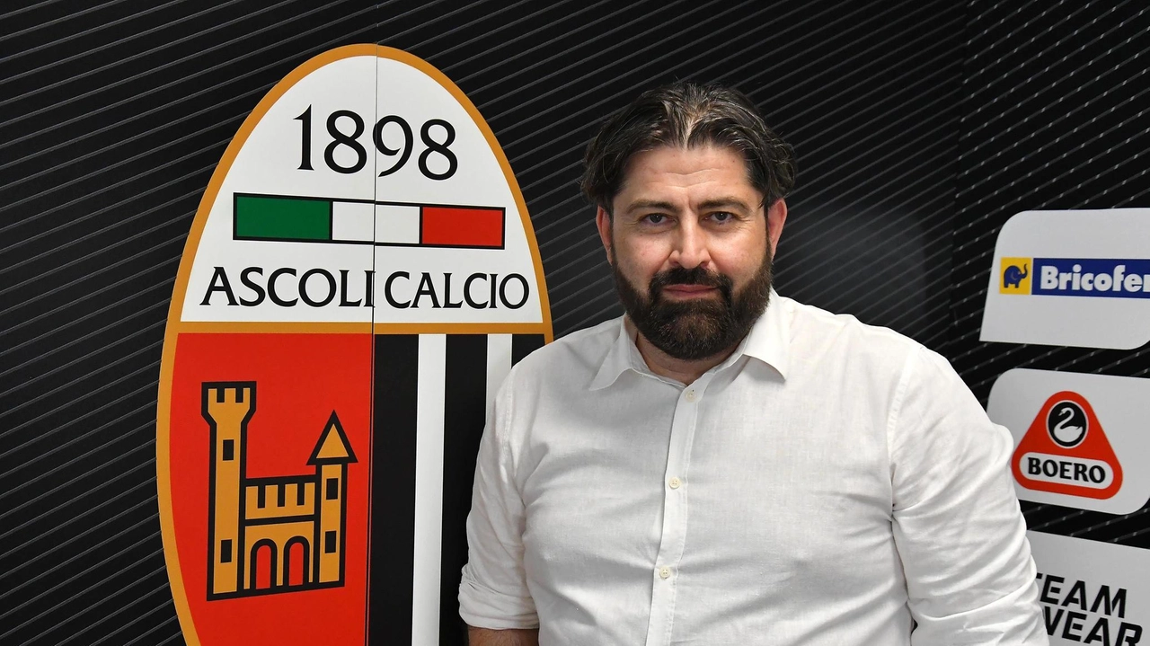 Il direttore sportivo dell'Ascoli, Emanuele Righi, spiega la decisione di cambiare allenatore dopo l'esonero di Carrera e l'arrivo di Ledesma. La squadra cerca una svolta immediata per invertire il trend negativo, con l'obiettivo di affrontare la prossima partita contro il Rimini con determinazione e fame di vittoria.