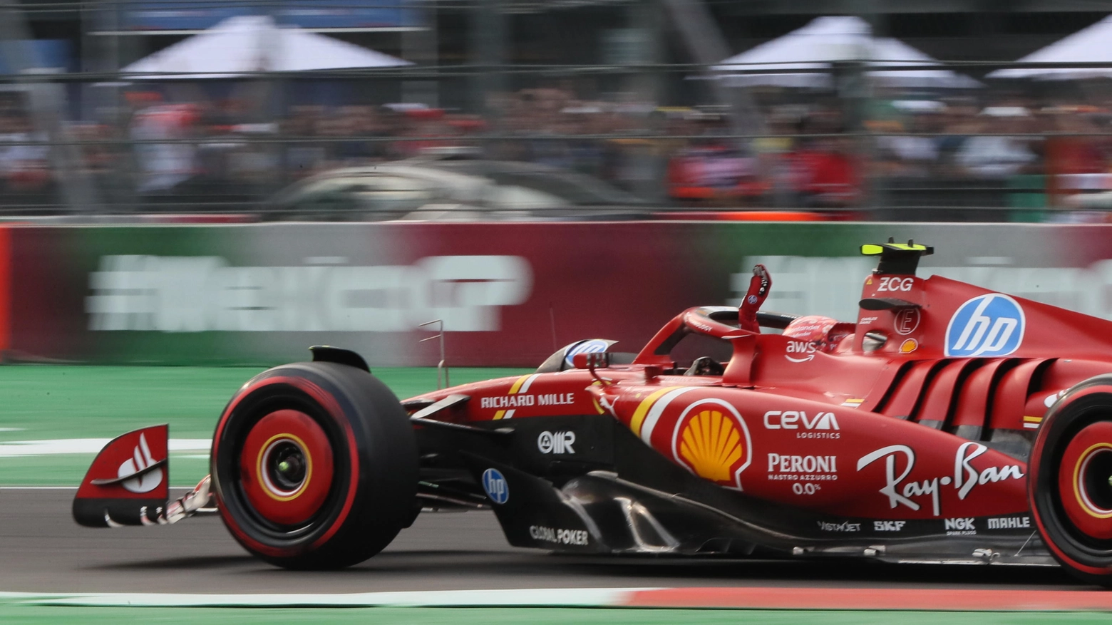 Un fantastico Carlos Sainz ha conquistato la pole position con la sua Ferrari nel Gp del Messico. Quarto Leclerc